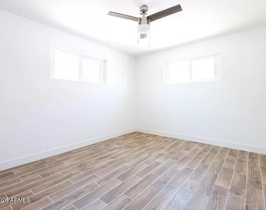 2915 W Griswold Road - Photo Thumbnail 9