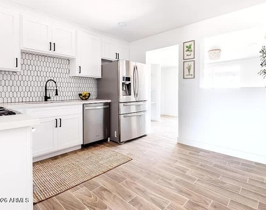 2915 W Griswold Road - Photo Thumbnail 7