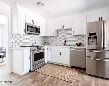 2915 W Griswold Road - Photo Thumbnail 5