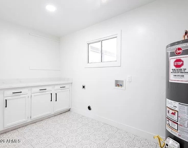 2915 W Griswold Road - Photo Thumbnail 14