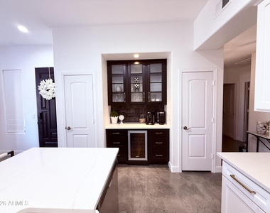 11000 N 77th Place - Photo Thumbnail 8
