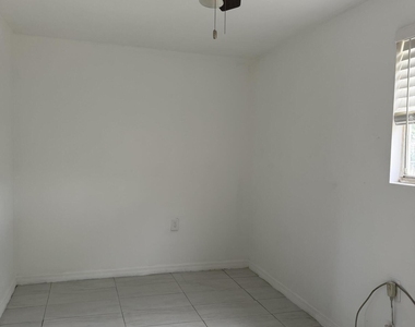 906 Se Tarpon Avenue - Photo Thumbnail 4