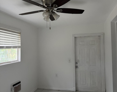 906 Se Tarpon Avenue - Photo Thumbnail 2