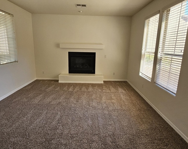 3989 E Hummingbird Lane - Photo Thumbnail 2