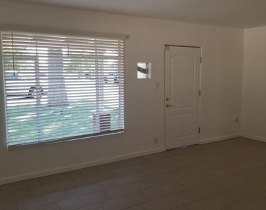 2132 E Mulberry Drive - Photo Thumbnail 6