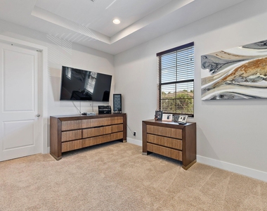1077 Faulkner Terrace - Photo Thumbnail 25