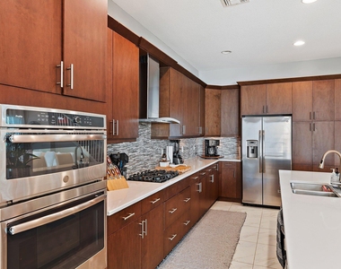 1077 Faulkner Terrace - Photo Thumbnail 20