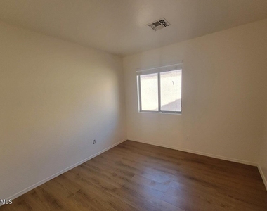 3133 W Huntington Drive - Photo Thumbnail 9