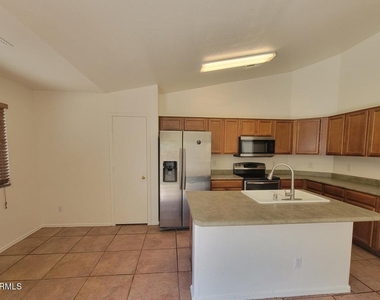 3133 W Huntington Drive - Photo Thumbnail 4