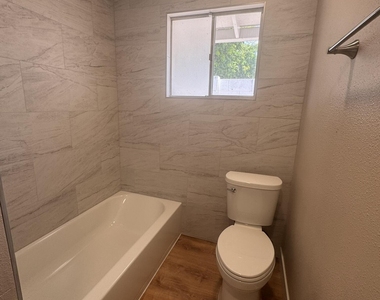 501 E Erie Street - Photo Thumbnail 13