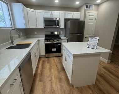 501 E Erie Street - Photo Thumbnail 5