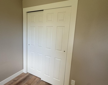 501 E Erie Street - Photo Thumbnail 9