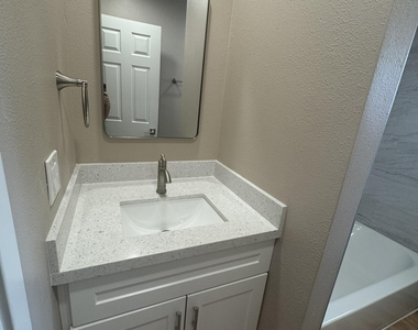 501 E Erie Street - Photo Thumbnail 11