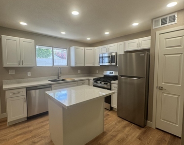 501 E Erie Street - Photo Thumbnail 4