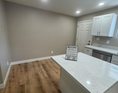 501 E Erie Street - Photo Thumbnail 6