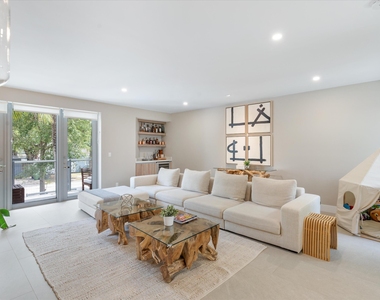 1509 Ne 4th Place - Photo Thumbnail 2