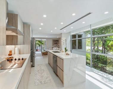 1509 Ne 4th Place - Photo Thumbnail 5