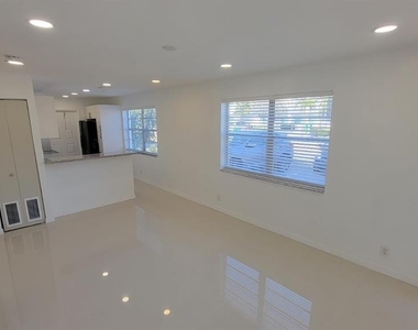 831 Nw 14th Way - Photo Thumbnail 3