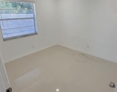 831 Nw 14th Way - Photo Thumbnail 9