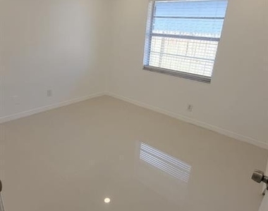831 Nw 14th Way - Photo Thumbnail 7