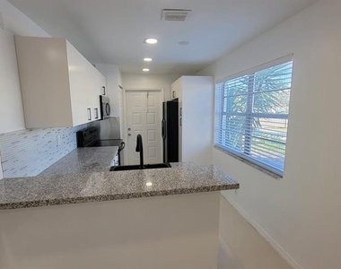 831 Nw 14th Way - Photo Thumbnail 6