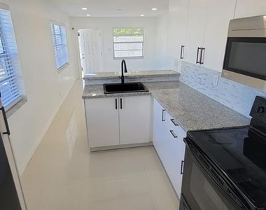 831 Nw 14th Way - Photo Thumbnail 4