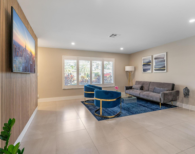 300 Se 8th Court - Photo Thumbnail 3