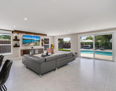 300 Se 8th Court - Photo Thumbnail 9