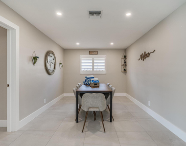 300 Se 8th Court - Photo Thumbnail 7