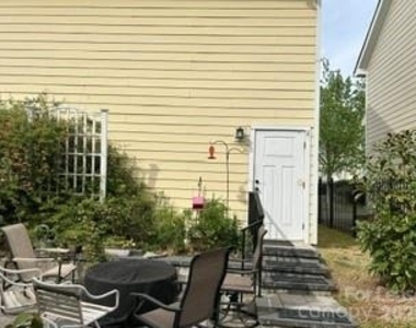 2413 Woodward Avenue - Photo Thumbnail 4