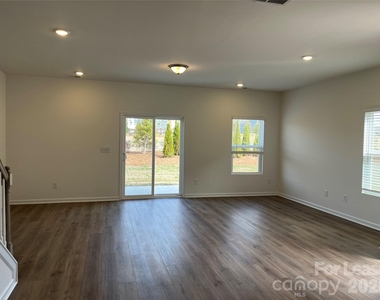1014 Overbrook Place - Photo Thumbnail 3
