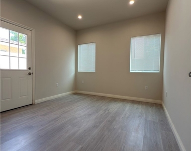 4831 Fiesta Ave Unit B - Photo Thumbnail 6