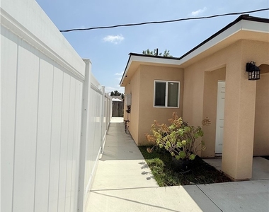 4831 Fiesta Ave Unit B - Photo Thumbnail 2