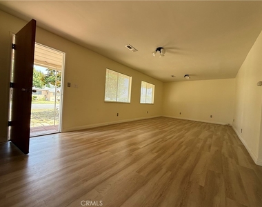 4831 Fiesta Ave - Photo Thumbnail 10