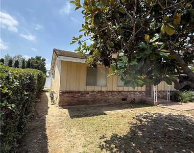 4831 Fiesta Ave - Photo Thumbnail 3