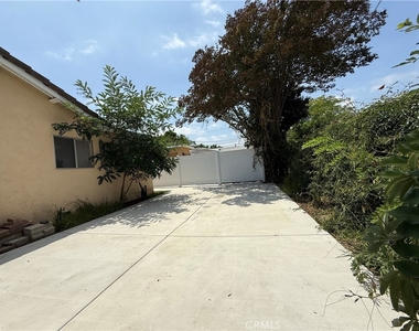 4831 Fiesta Ave - Photo Thumbnail 2