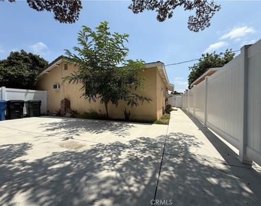 4831 Fiesta Ave - Photo Thumbnail 4