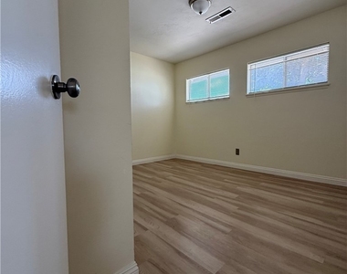 4831 Fiesta Ave - Photo Thumbnail 12