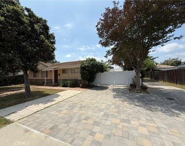 4831 Fiesta Ave - Photo Thumbnail 1