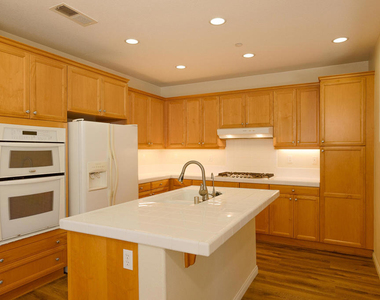 326 Lakeview Court - Photo Thumbnail 2