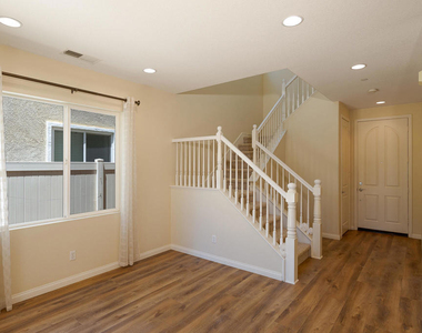 326 Lakeview Court - Photo Thumbnail 5