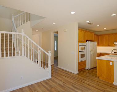 326 Lakeview Court - Photo Thumbnail 6
