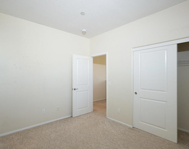 326 Lakeview Court - Photo Thumbnail 18