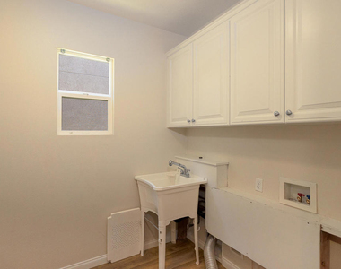 326 Lakeview Court - Photo Thumbnail 27
