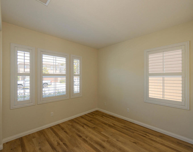 326 Lakeview Court - Photo Thumbnail 7