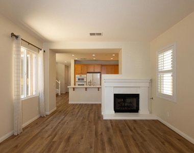 326 Lakeview Court - Photo Thumbnail 4