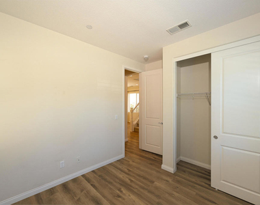 326 Lakeview Court - Photo Thumbnail 8