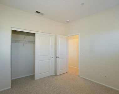 326 Lakeview Court - Photo Thumbnail 21