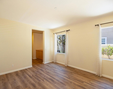 326 Lakeview Court - Photo Thumbnail 14