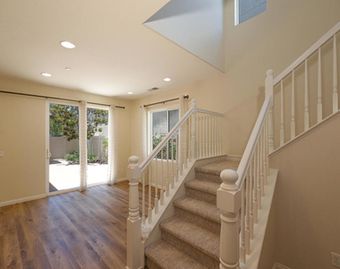 326 Lakeview Court - Photo Thumbnail 10